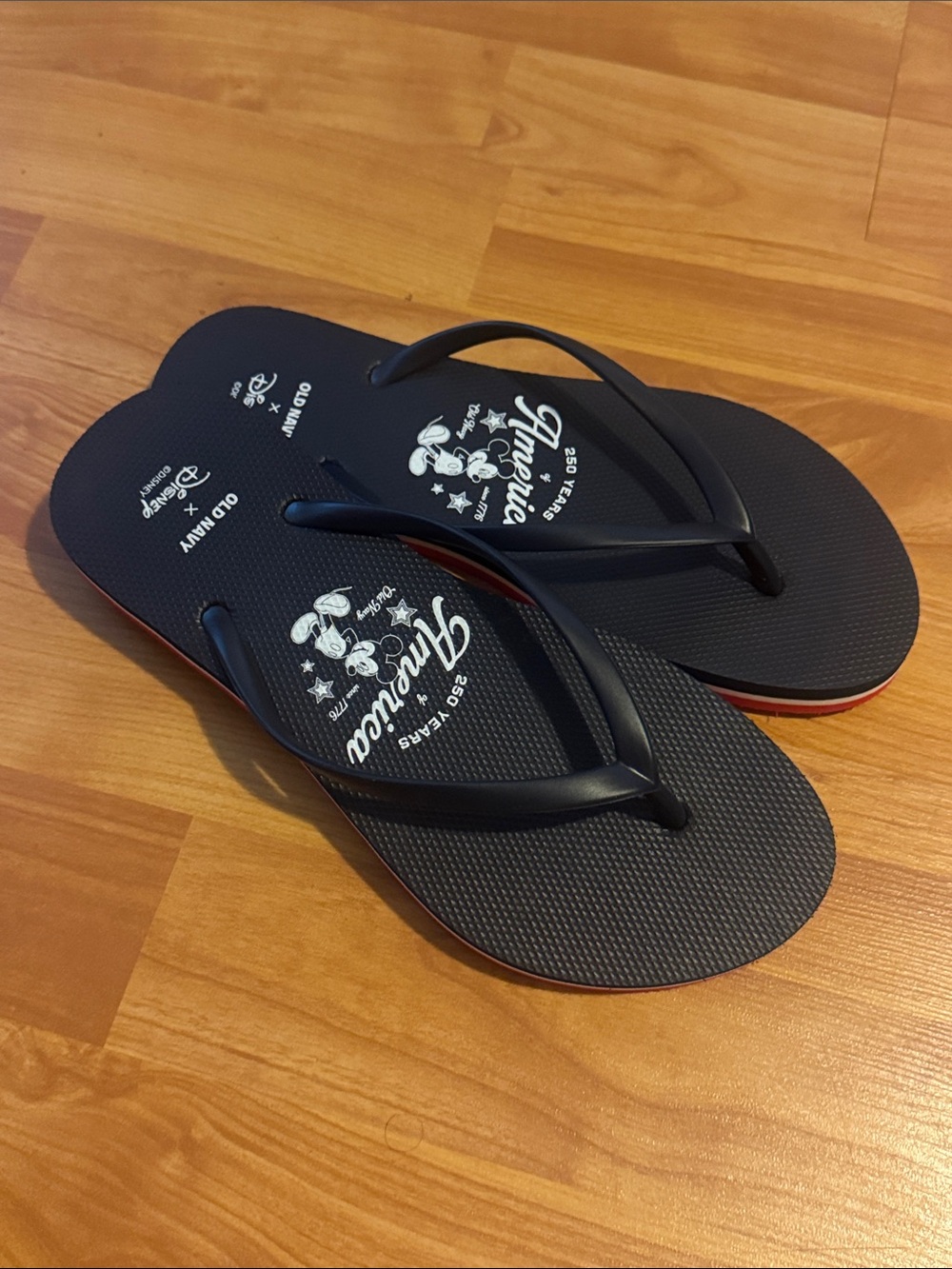 Old Navy x Disney Mickey Mouse Flip-Flop 250 yr Sandals for Women 7